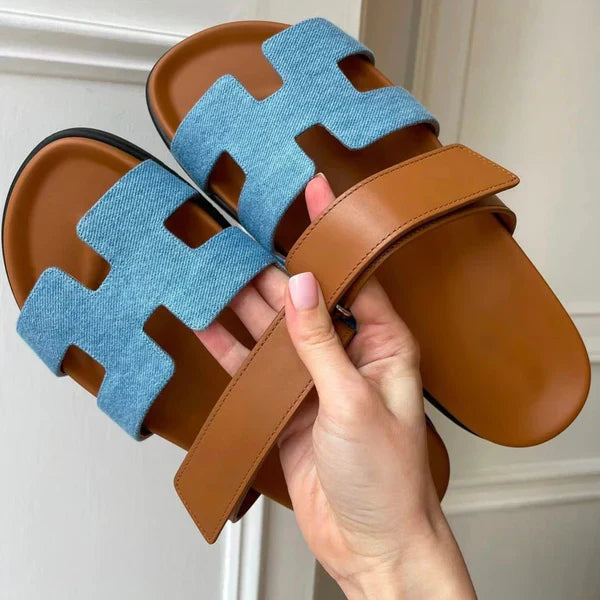 Braune Sandalen mit blauen Denim-Riemen, modische Sommerschuhe für Damen.