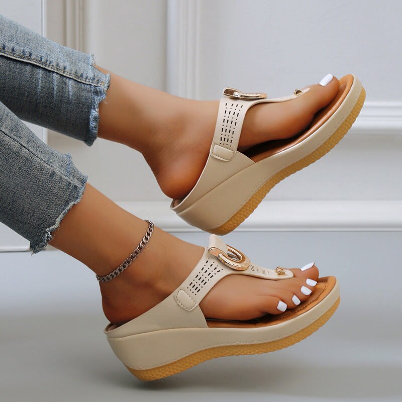 Beige Damen Sandalen mit Keilabsatz, bequem, modisch, ideal für Sommer, Freizeitkleidung.