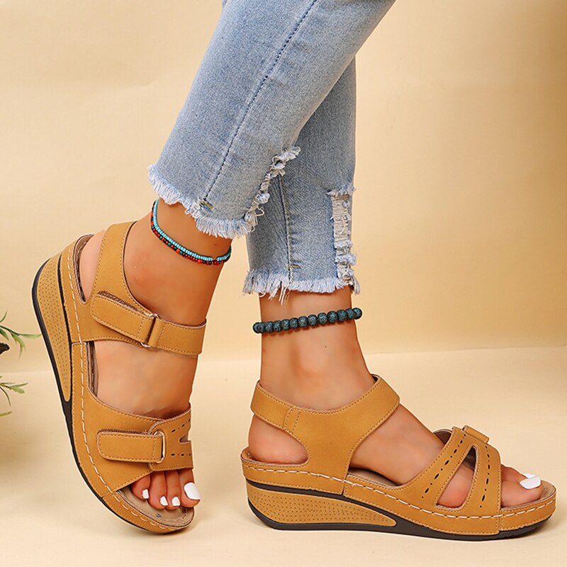 Damen Sandalen, braun, Leder, Klettverschluss, Keilabsatz, bequem, Sommermode, Freizeit.