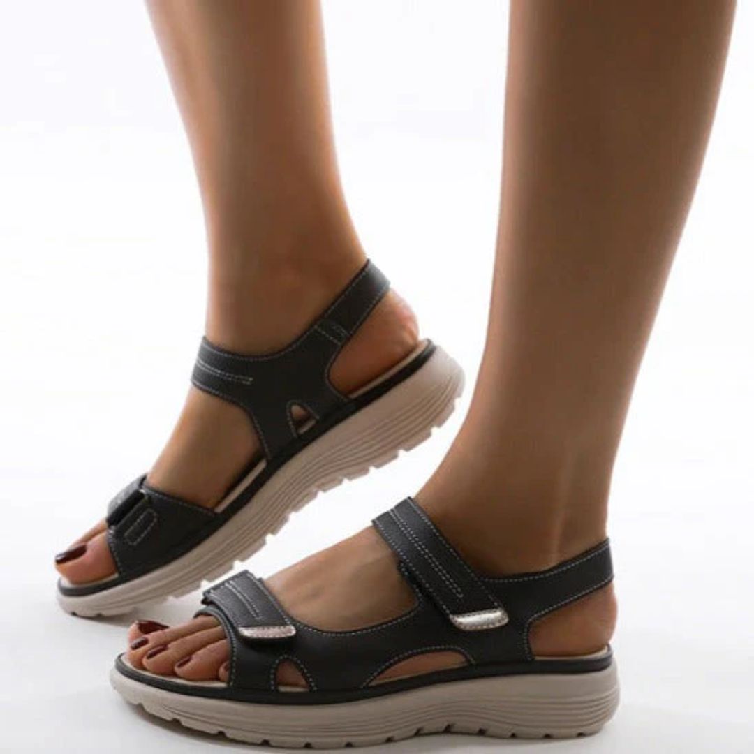 Schwarze Damen-Sandalen mit Klettverschluss, bequeme Sohle, ideal für Sommermode.