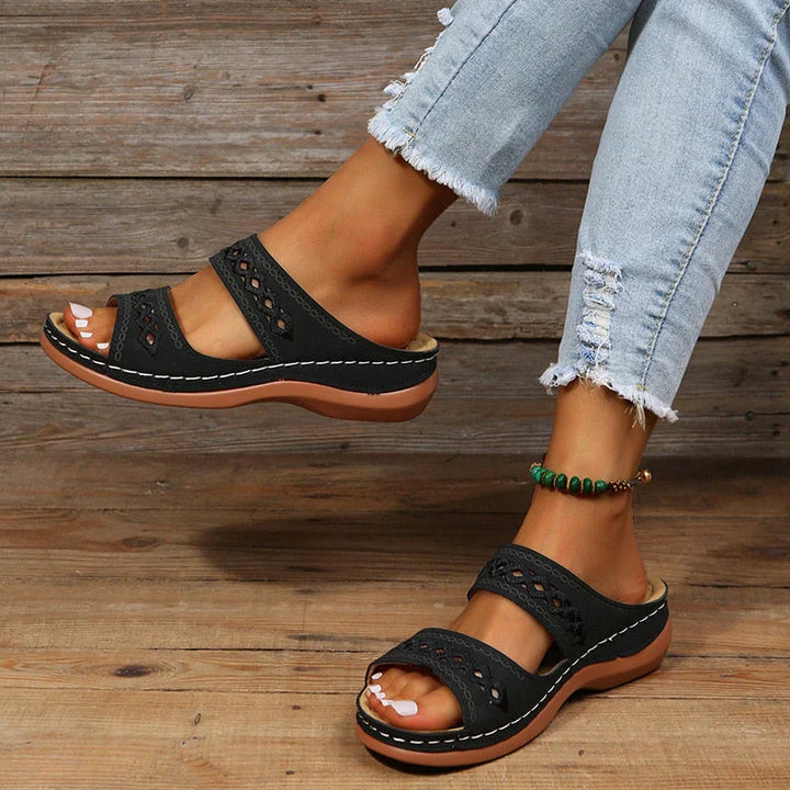 Damen Sandalen schwarz, Leder, bequem, Sommermode, lässig, mit Jeans, Holz Hintergrund.