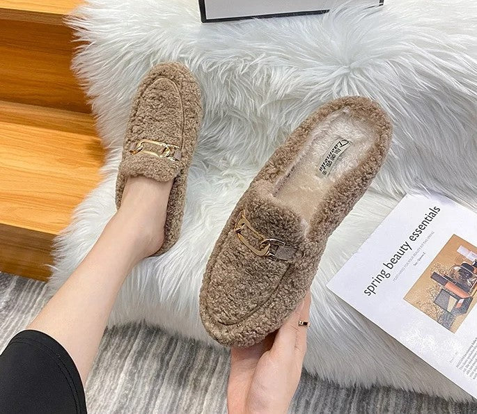 Braune Damen-Pantoffeln aus Kunstfell mit goldener Kette, gemütlich, modisch, rutschfest.