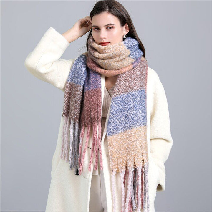Frau mit mehrfarbigem Strickschal und weißem Mantel, Wintermode, stilvoller Look.
