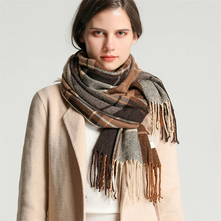 Frau mit braunem Wollschal, kariert, Fransen, Herbstmode, eleganter Mantel, stilvoller Look.