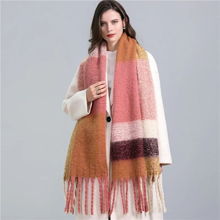 Frau mit rosa kariertem Schal aus Wolle, modisches Accessoire, Herbst-Winter-Stil.