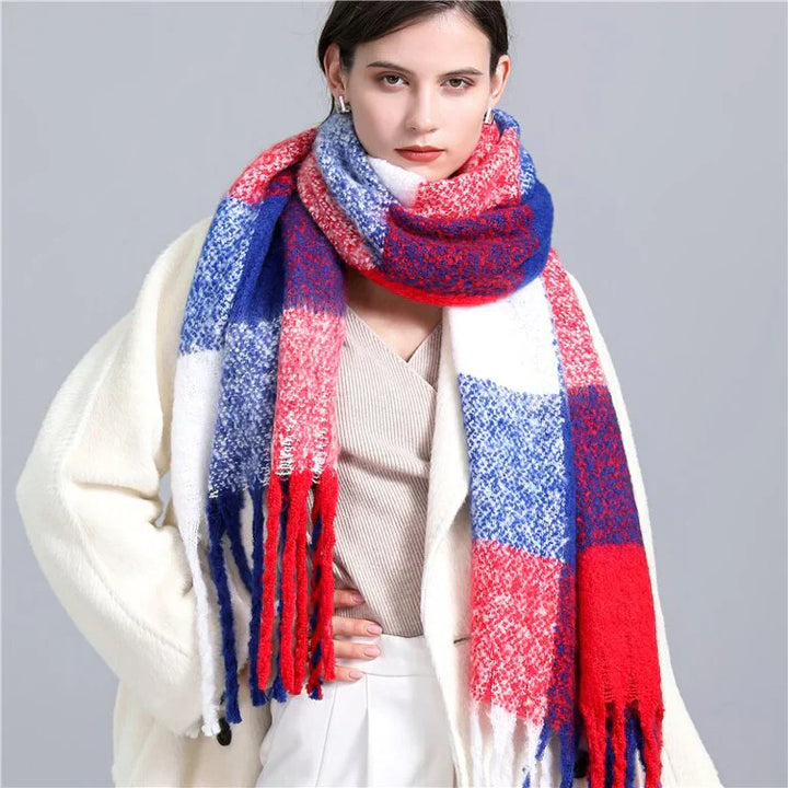 Frau mit rot-blau-weißem kariertem Schal, Wintermode, warm, stilvoll, Damenaccessoire.