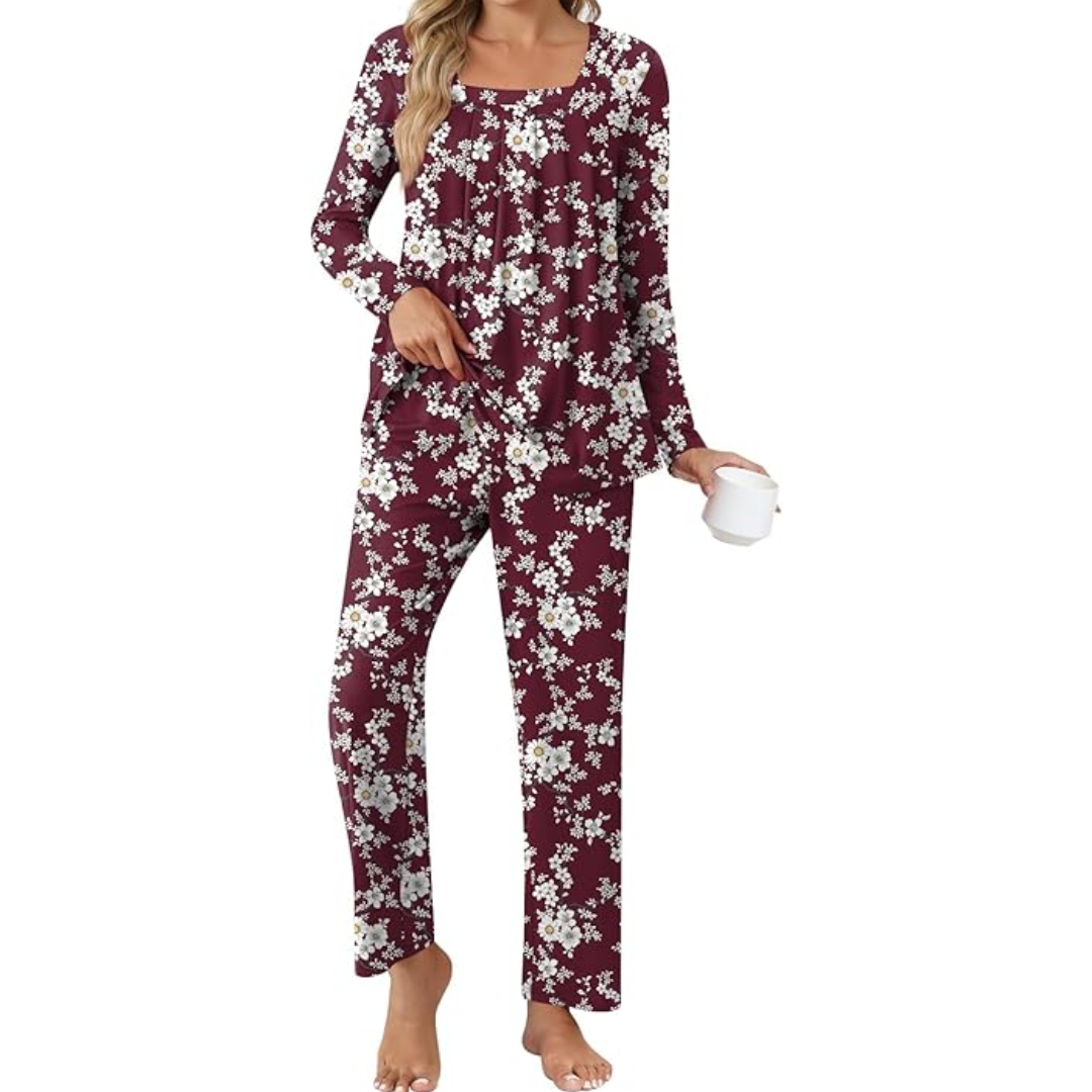 Frau in bordeauxfarbenem Blumen-Pyjama aus Baumwolle, langärmelig, bequem, Nachtwäsche.