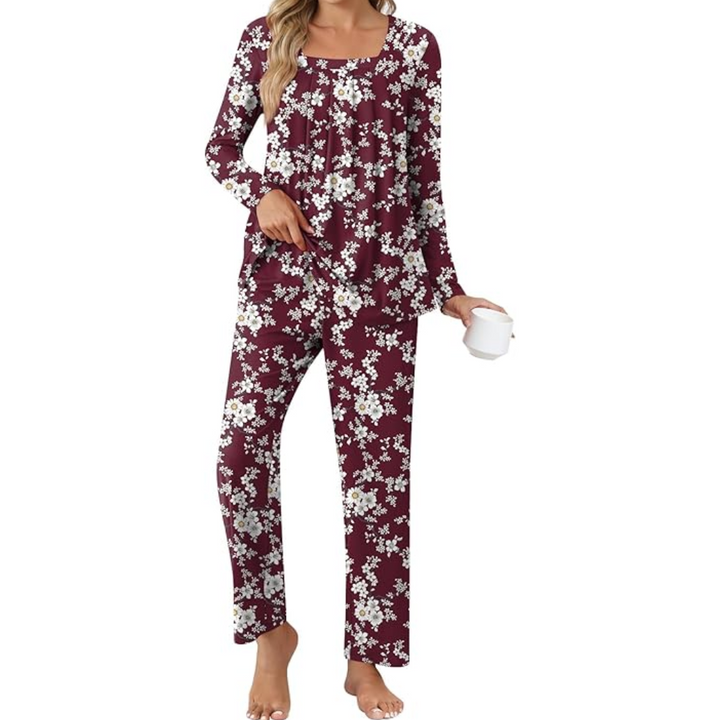 Frau in bordeauxfarbenem Blumen-Pyjama aus Baumwolle, langärmelig, bequem, Nachtwäsche.