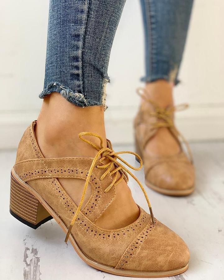 Damen Schnürschuhe aus braunem Wildleder mit Blockabsatz, kombiniert mit blauen Jeans.