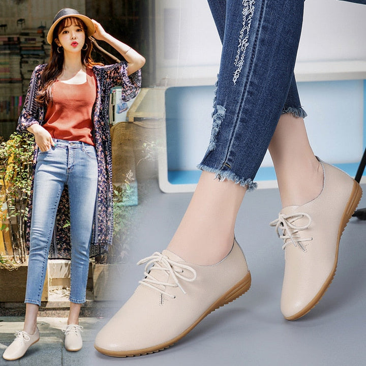 Beige Damen-Oxfordschuhe aus Leder, flach, mit Schnürung, ideal für Freizeitmode.