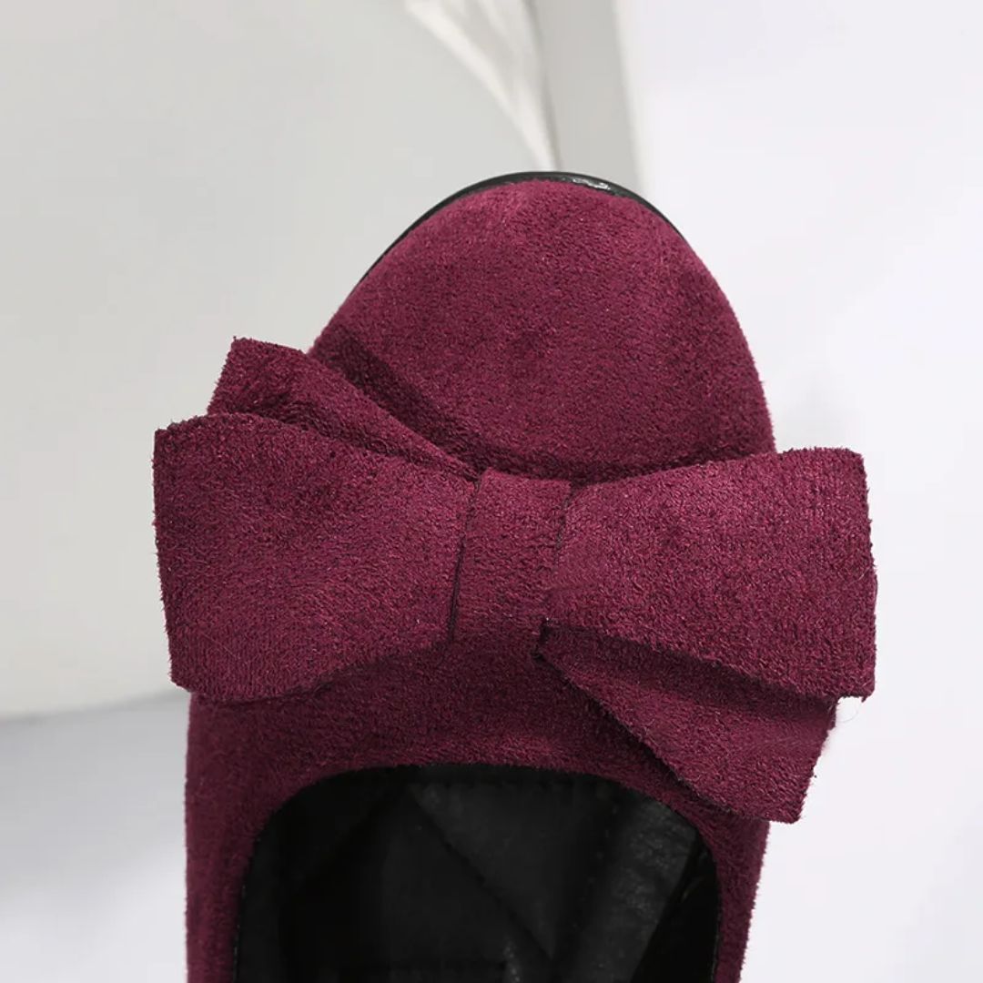Bordeauxrote Wildleder-Ballerina mit Schleife, elegante Damenschuhe, modisch und stilvoll.