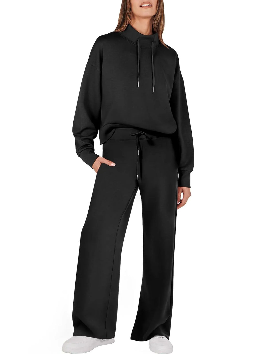Frau in schwarzem Damen-Zweiteiler, Kapuzenpullover und Hose, lässig, bequem, modisch.