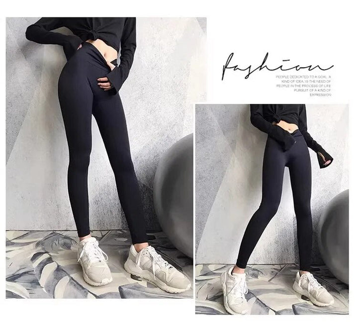 Damen schwarze Leggings, hoch tailliert, sportlich, bequem, modisch, mit weißen Sneakers.