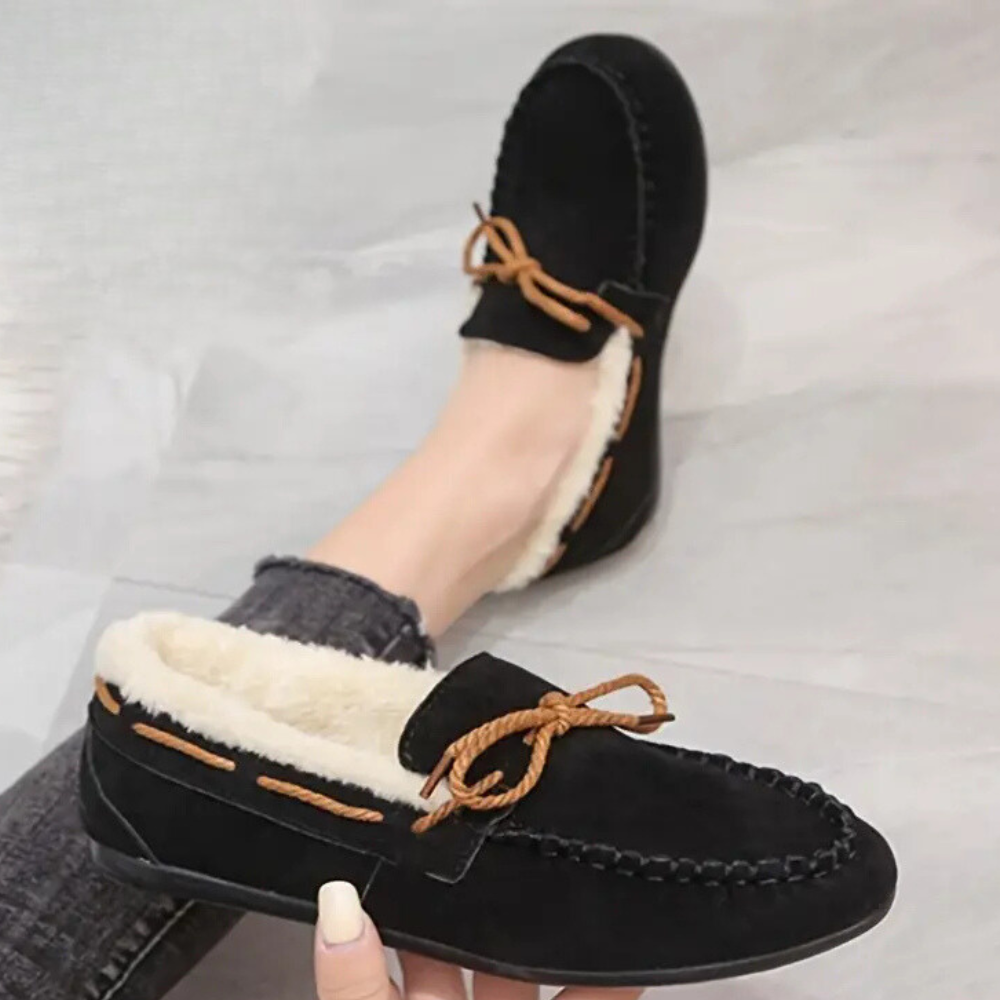Schwarze Mokassins aus Wildleder mit Fellfutter und braunen Schnürsenkeln, Damenmode.