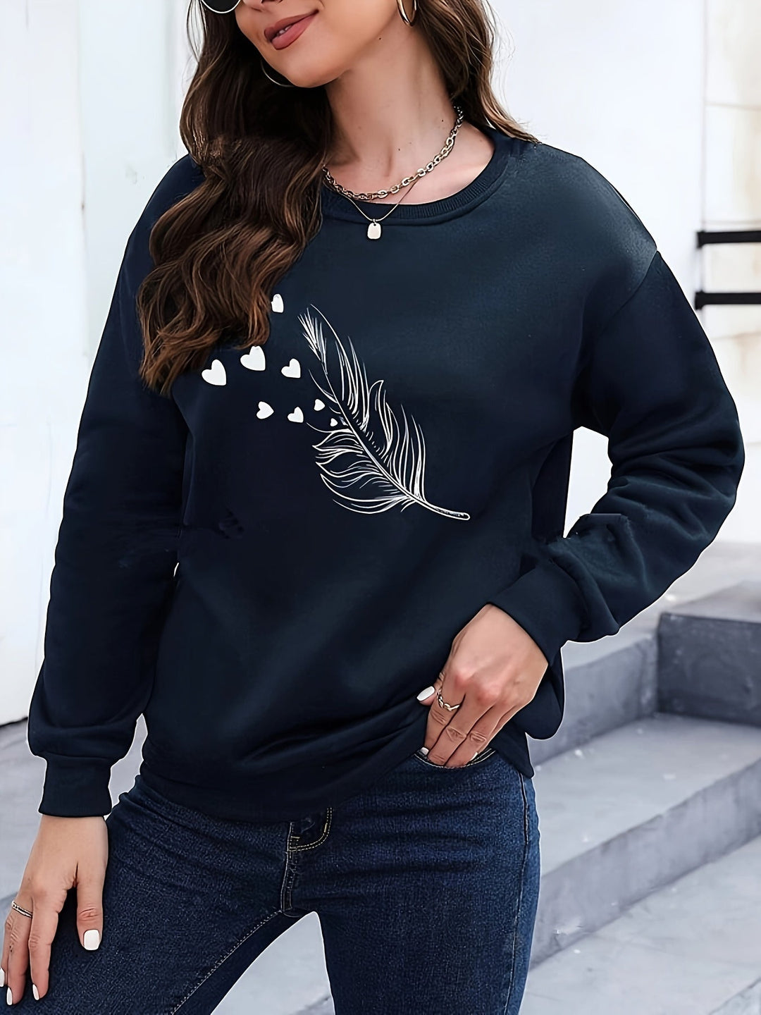 Dunkelblauer Damenpullover mit Feder- und Herzmotiv, lässig, modisch, Baumwolle.