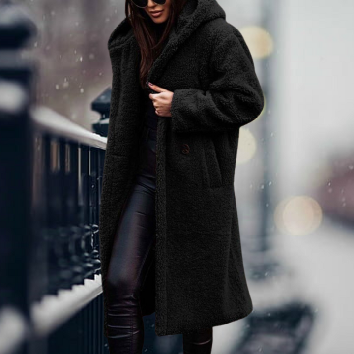Frau in schwarzem Wollmantel mit Kapuze, Wintermode, stilvoll, elegant, draußen im Schnee.