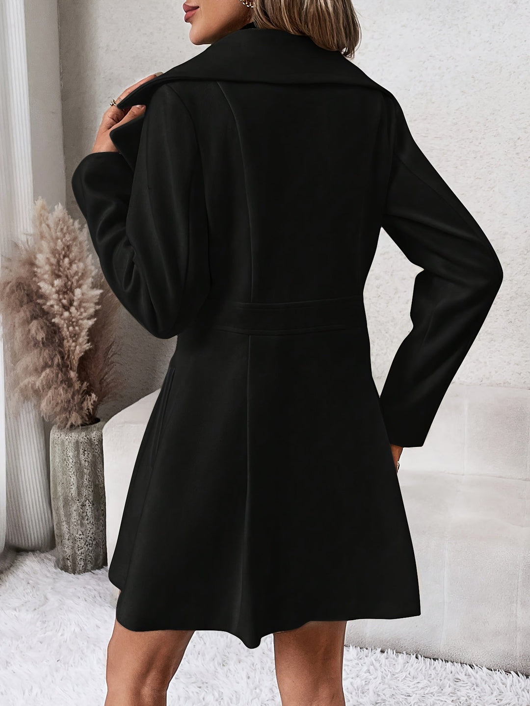 Frau in schwarzem Wollmantel, Rückansicht, elegantes Design, Herbstmode, Innenraum.