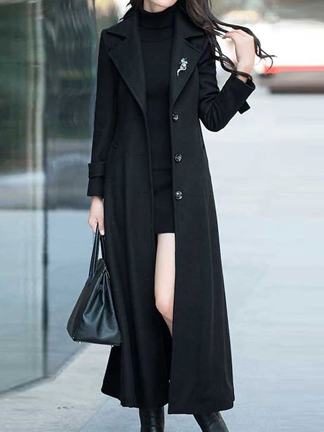 Frau in schwarzem Wollmantel, trägt schwarze Tasche, eleganter Herbst-Look, Stadtstraße.