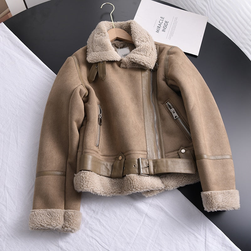 Damen-Lederjacke beige, Lammfellfutter, Reißverschluss, modisch, warm, Winterbekleidung.