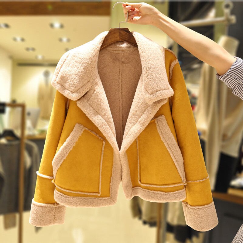 Gelbe Damenjacke aus Lammfell, modisch, warm, mit großen Taschen, ideal für Herbst und Winter.