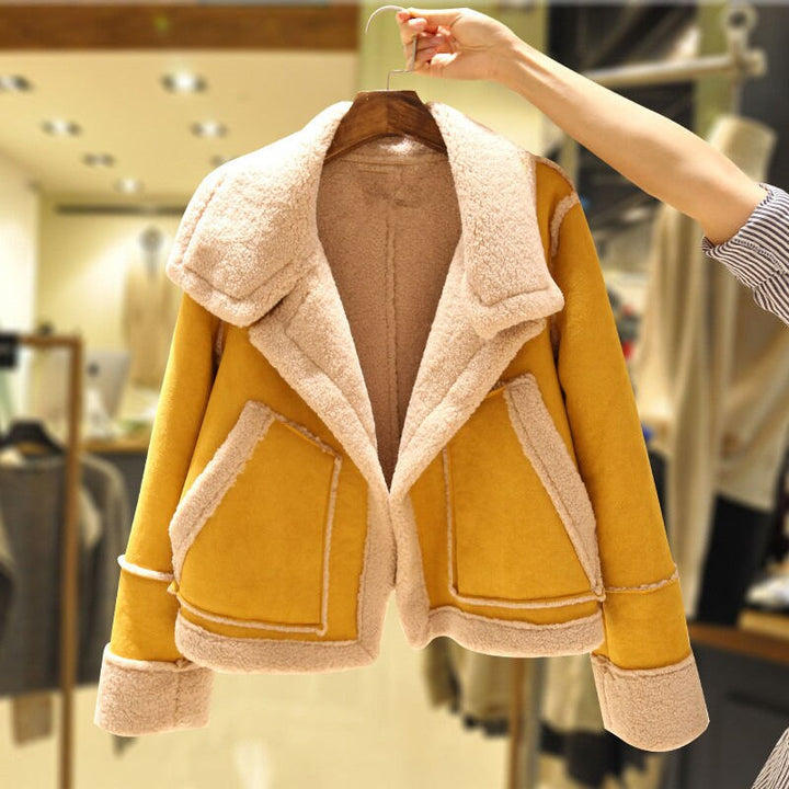 Gelbe Damenjacke aus Lammfell, modisch, warm, mit großen Taschen, ideal für Herbst und Winter.