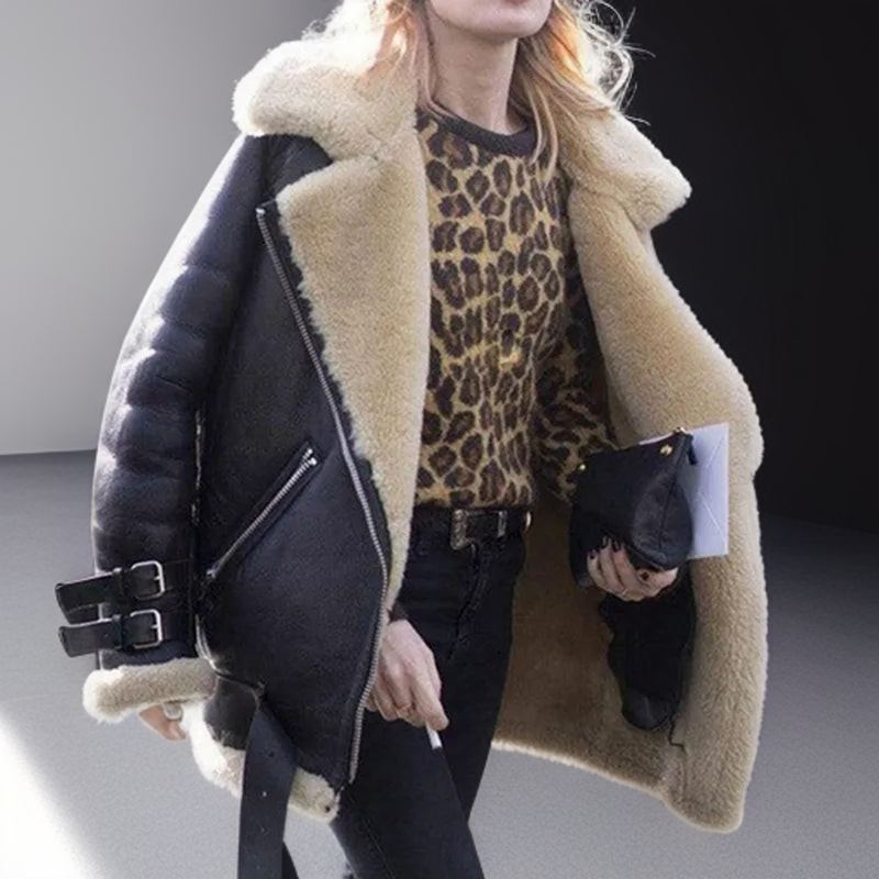 Frau in schwarzer Lederjacke mit Fellfutter und Leopardenpullover, modisch, Winterkleidung.