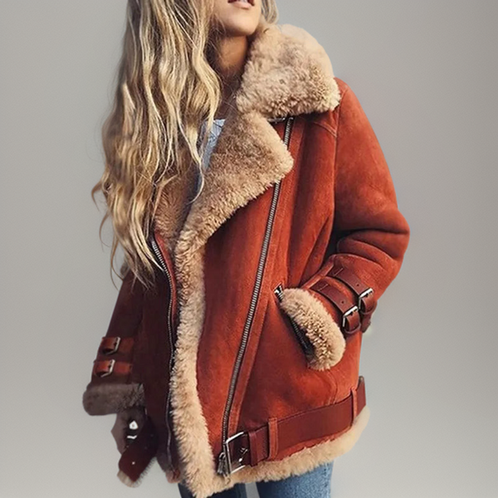 Frau in roter Lammfelljacke, Reißverschluss, Gürtel, Wintermode, Damenbekleidung, warm, stilvoll.