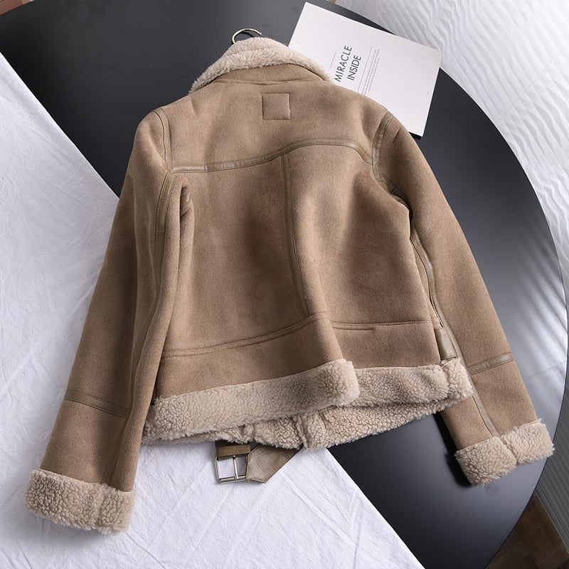 Braune Wildlederjacke mit Kunstfell, modisch, warm, Damenbekleidung, Herbst-Winter-Trend.