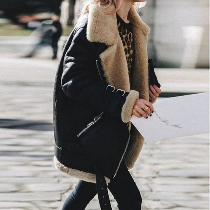 Damen Winterjacke schwarz mit Kunstfellkragen, modisch, warm, ideal für kalte Tage.