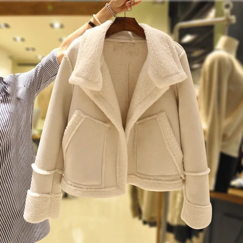 Beige Damenjacke aus Kunstpelz, warm und modisch, ideal für Herbst und Winter.