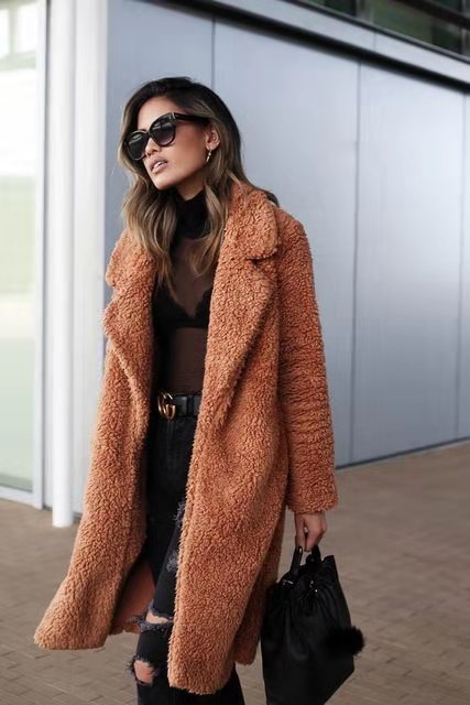 Frau in braunem Teddy-Mantel, schwarze Sonnenbrille, modisch, Herbstmode, Straße.