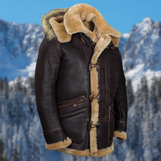 Dunkelbraune Herren-Lederjacke mit Kapuze, Lammfellfutter, Wintermode vor Bergkulisse.