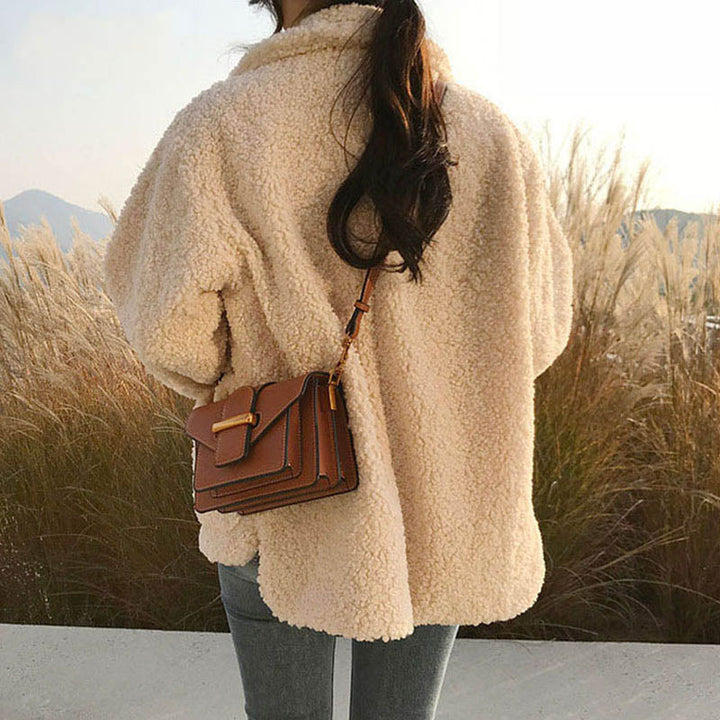 Frau in beiger Teddyjacke mit brauner Umhängetasche, Herbstmode, Outdoor, stilvoll.