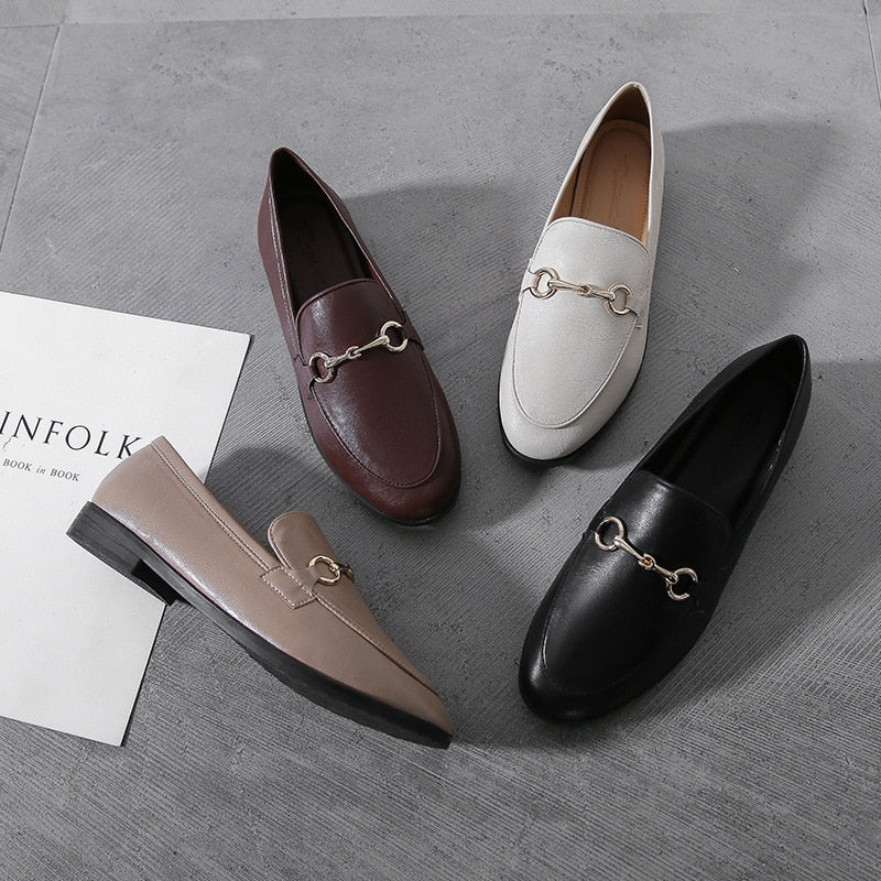 Damen Loafer Schuhe, Leder, braun, weiß, beige, schwarz, elegantes Design, Metallverzierung.