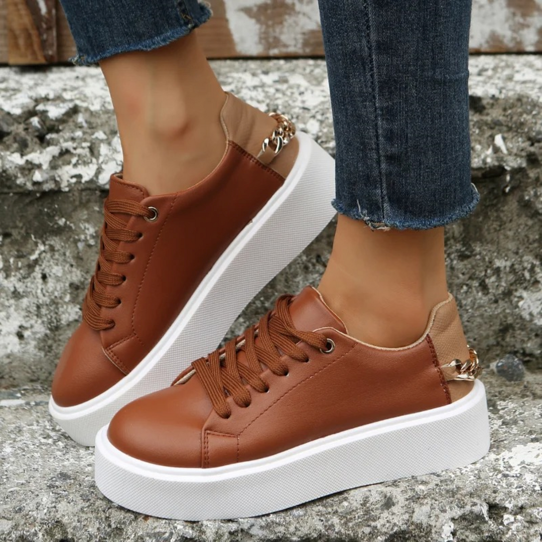 Damen Sneaker braun Leder, weiße Sohle, Metallkette, modisch, bequem, sportlich.