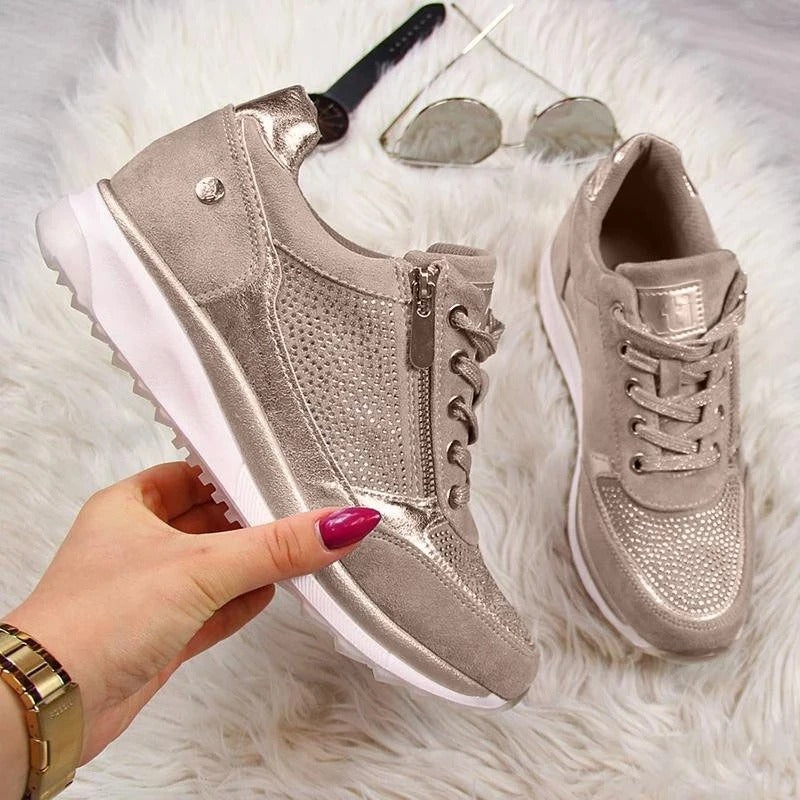 Damen Sneaker beige Glitzer, Reißverschluss, modisch, bequem, Freizeitschuh, auf Teppich.