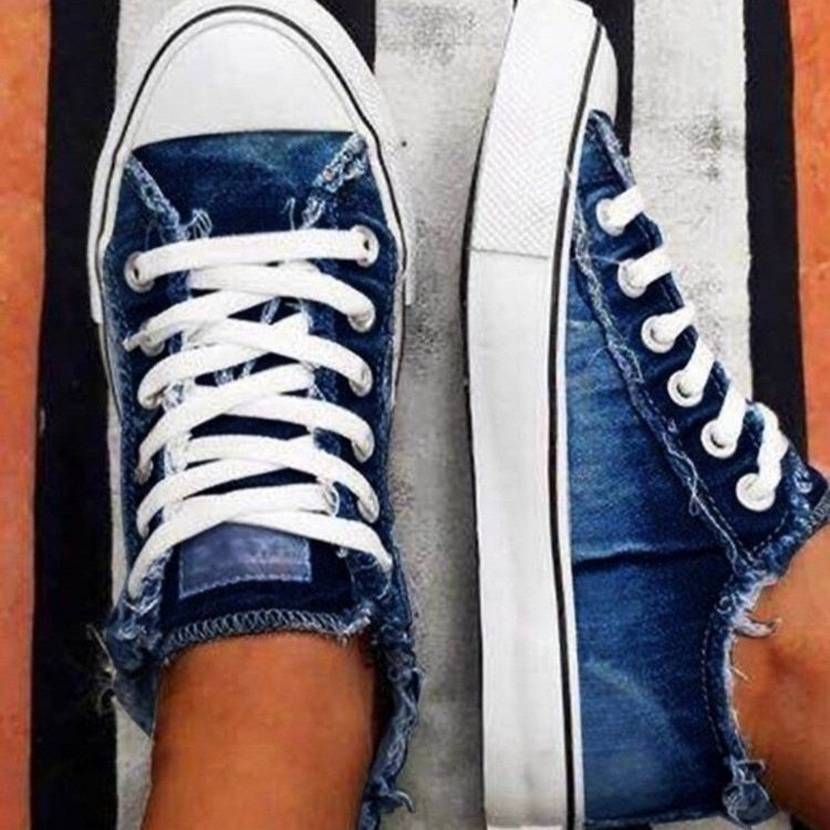 Blaue Jeans-Sneaker mit weißen Schnürsenkeln, lässige Schuhe, modisch, unisex.