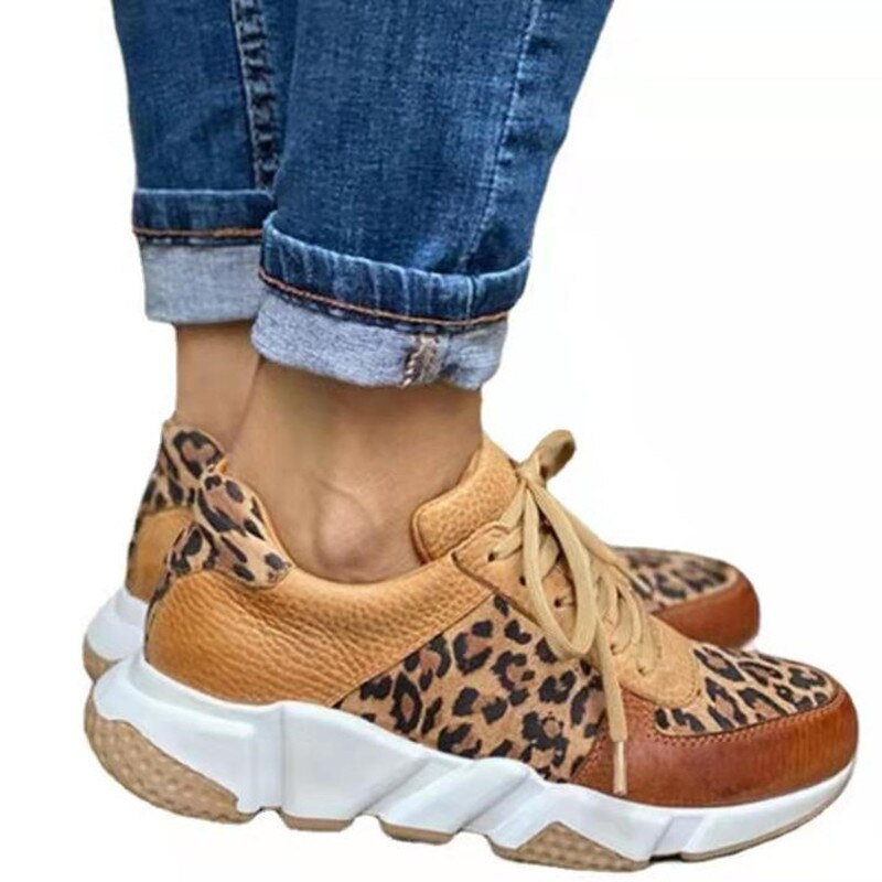 Damen-Sneaker mit Leopardenmuster, braun, Leder, weiße Sohle, modisch, bequem.