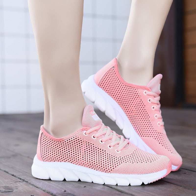 Rosa Damen-Sneaker aus Mesh, atmungsaktiv, mit weißer Sohle, ideal für Sport und Freizeit.
