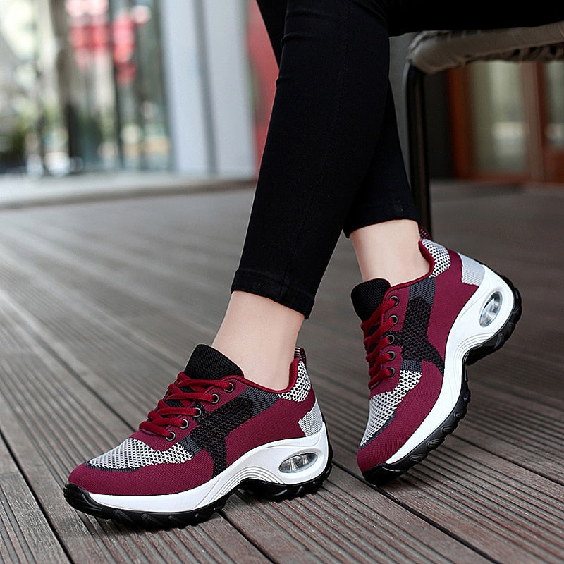 Damen Sneaker, rot-schwarz, atmungsaktiv, sportlich, bequem, mit Luftpolstersohle.