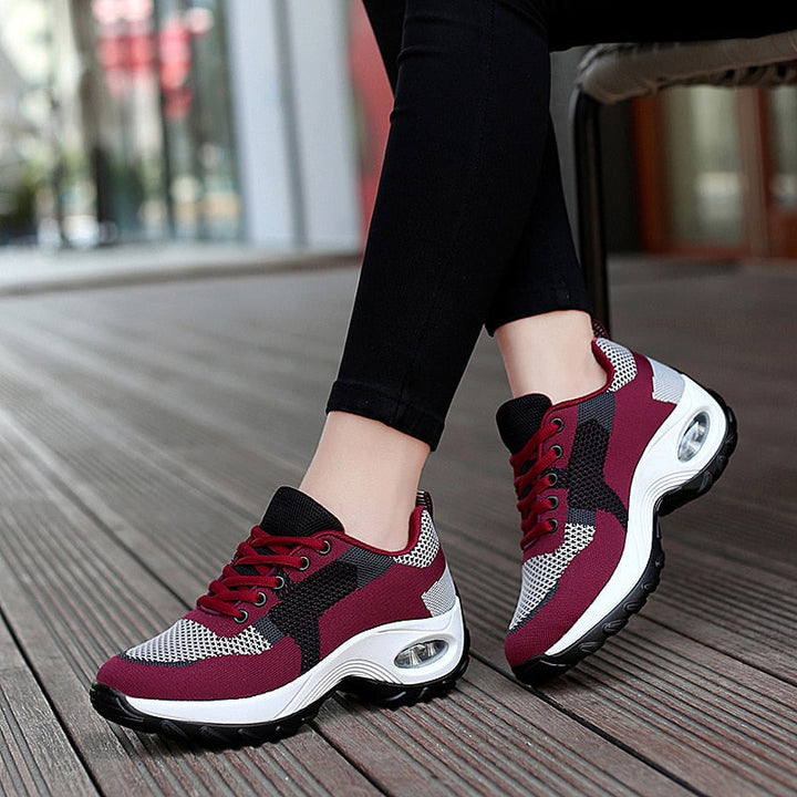 Damen Sneaker, rot-schwarz, atmungsaktiv, sportlich, bequem, mit Luftpolstersohle.