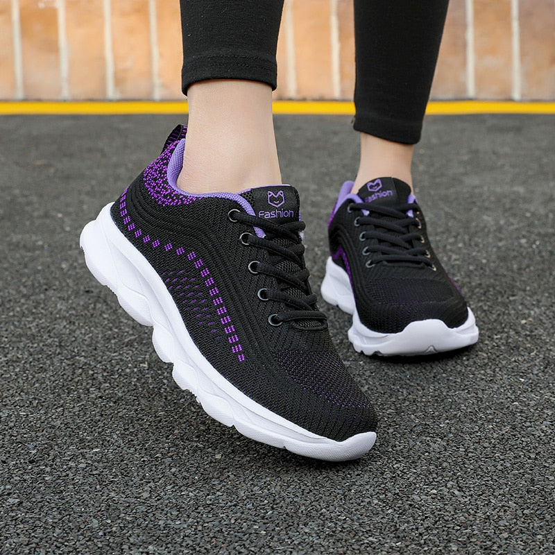 Schwarze Damen-Sneaker mit lila Akzenten, atmungsaktiv, rutschfeste Sohle, modisch.