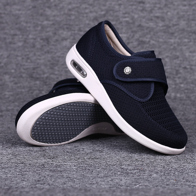 Dunkelblaue orthopädische Schuhe mit Klettverschluss, rutschfeste Sohle, bequemes Design.