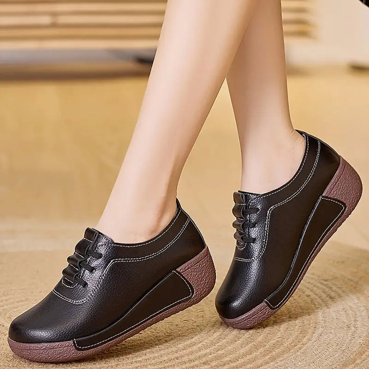 Schwarze Damen-Ledersneaker mit Keilabsatz, bequem, rutschfest, modisch.