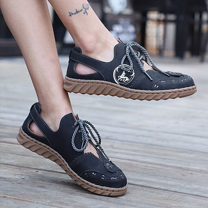 Schwarze Damen-Sneaker mit brauner Sohle, Schnürung, lässig, bequem, modisch, Outdoor.