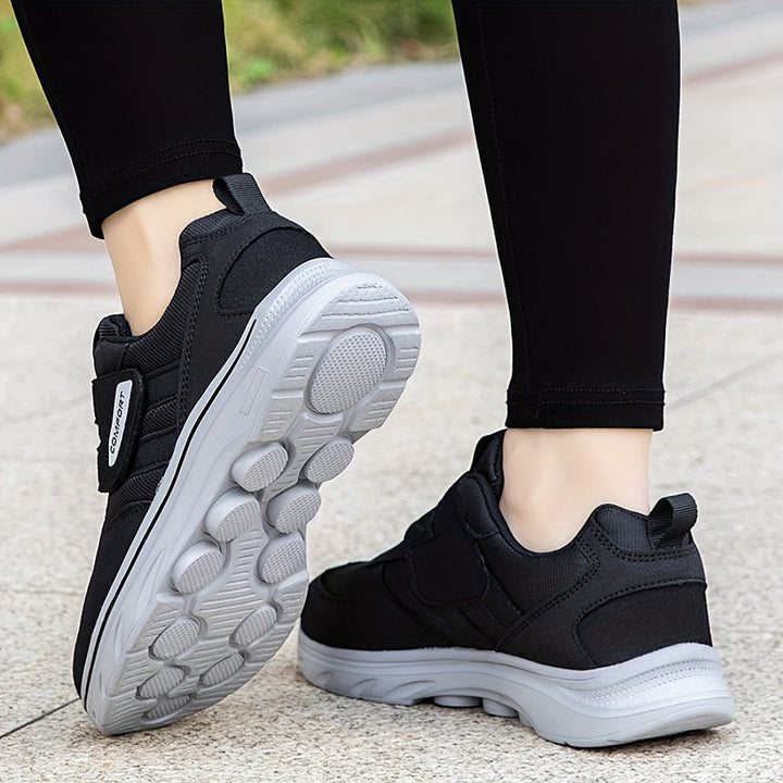 Schwarze Damen-Sneaker mit Klettverschluss, rutschfeste Sohle, bequem, sportlich, Outdoor.