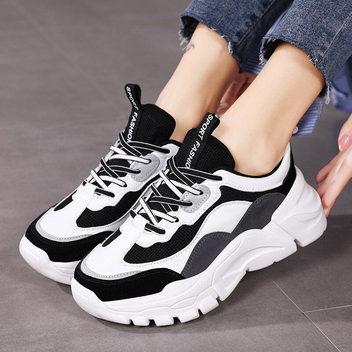 Damen Sneaker, schwarz-weiß, sportlich, atmungsaktiv, modisch, für Freizeit und Sport.