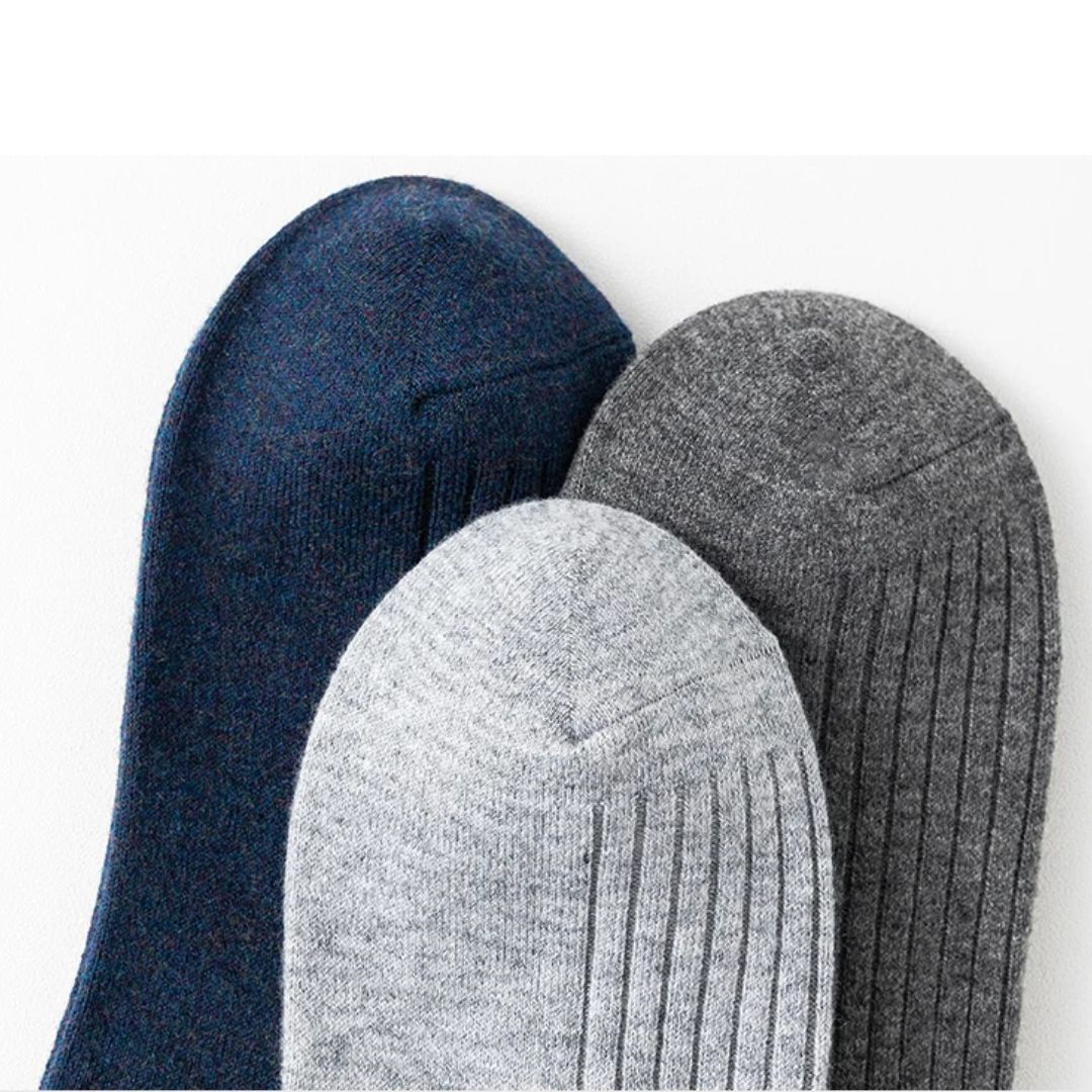 Drei Paar Socken, blau, hellgrau, dunkelgrau, Baumwolle, bequem, nahtlos, Unisex.