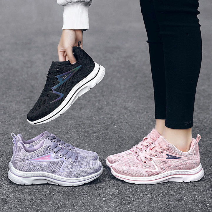 Drei Paar Sportschuhe, schwarz, lila, rosa, atmungsaktiv, Damen, auf Asphalt.