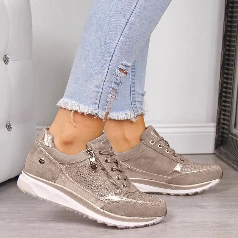 Damen Sneaker beige, Leder, Reißverschluss, sportlich, bequem, modisch, Jeans, Holzfußboden.